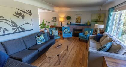 Stylish Mid-Century Modern Bright Apartment w/ park views. Pet friendly!