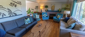 Stylish Mid-Century Modern Bright Apartment w/ park views. Pet friendly!