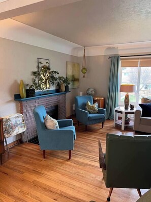 Smart TV, books - Stylish Mid-Century Modern Bright Apartment w/ park views. Pet friendly! (Saanich)