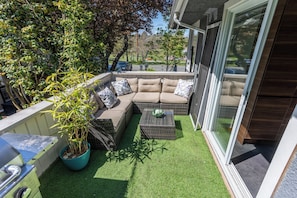 Terrace/patio - Stylish Mid-Century Modern Bright Apartment w/ park views. Pet friendly! (Saanich)