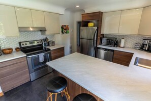 Fridge, microwave, oven, stovetop - Stylish Mid-Century Modern Bright Apartment w/ park views. Pet friendly! (Saanich)