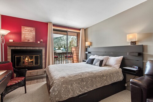 Studio with heated parking one block from Main Street Frisco