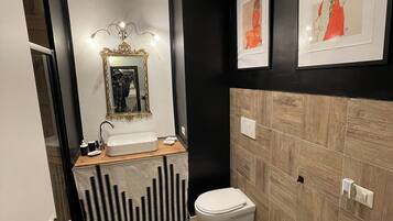 Douche, sèche-cheveux, bidet, serviettes fournies