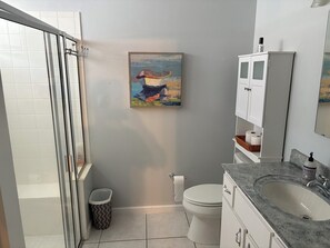 Dusche, Haartrockner, Handtücher, Seife