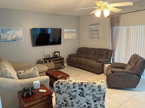 Smart TV - Golf course views! 3 bedroom home! 5 mins from World Equestrian Center! Dogs Ok! (Ocala)