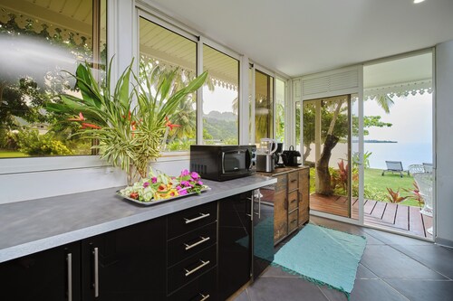 Moorea, Opunohu Bay Villa by the sea