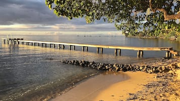 Chaises longues, serviettes de plage