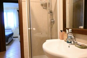 Shower, bidet, towels