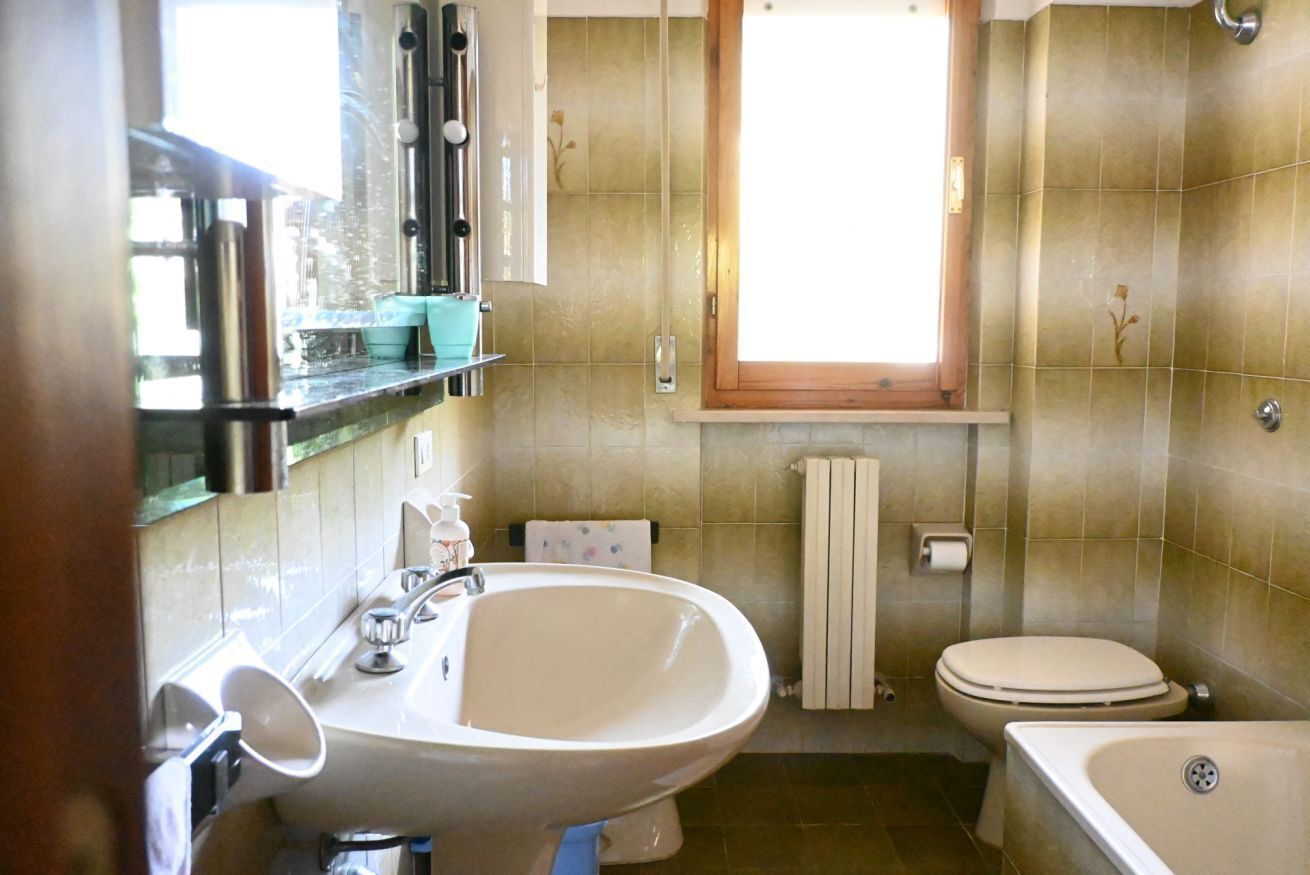 Shower, bidet, towels