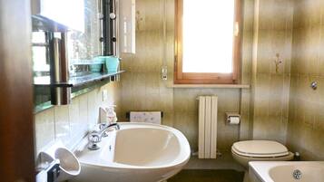Shower, bidet, towels