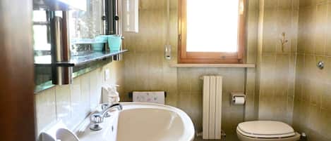 Regadera, bidet, toallas