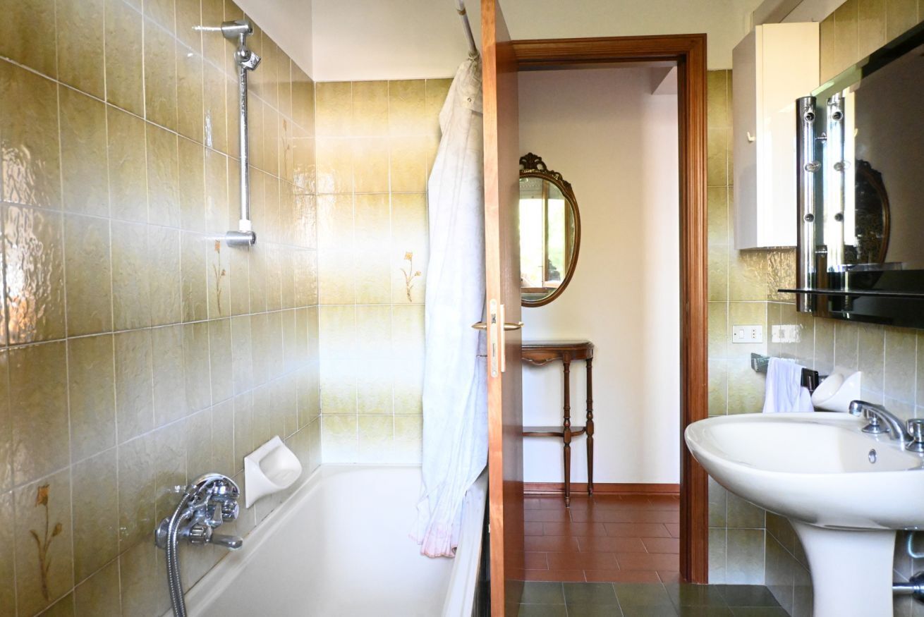 Shower, bidet, towels