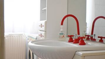 Doccia, bidet, asciugamani