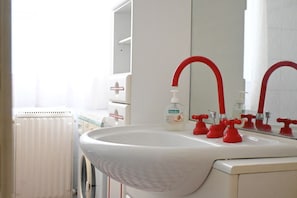 Een douche, een bidet, handdoeken