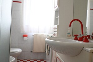 Shower, bidet, towels - M423 - Marcelli, comfortable three-room apartment a stone's throw from the sea (Marcelli)