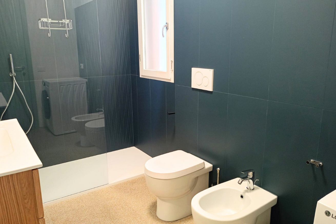 Shower, bidet, towels