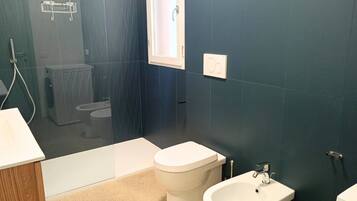 Shower, bidet, towels