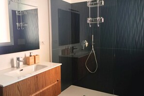 Shower, bidet, towels - SE145 - Senigallia, brand new three-room apartment with air conditioning (Senigallia)