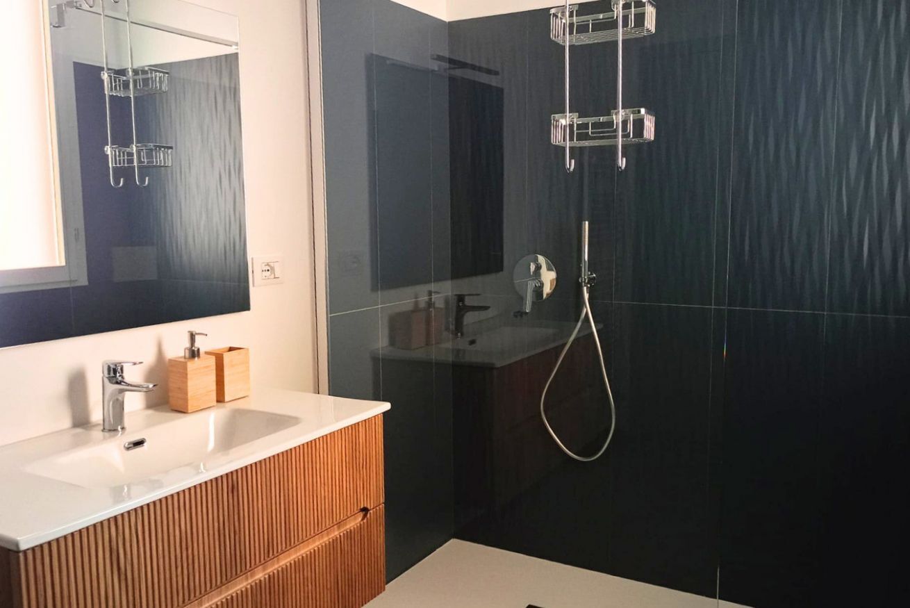 Shower, bidet, towels