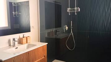 Shower, bidet, towels