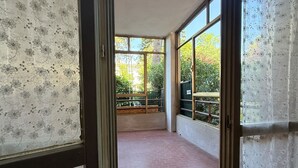 An open balcony with a view of greenery and a wooden bench. - SE154 – Senigallia, large four-room apartment convenient to services (Senigallia)