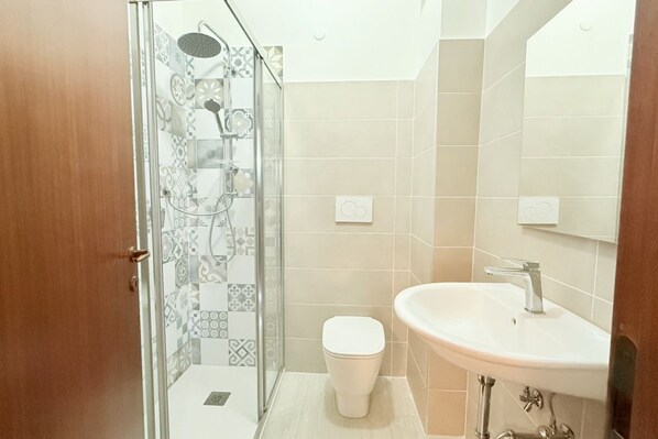 Een douche, een bidet, handdoeken