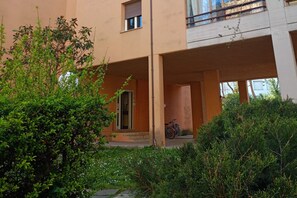 A building with a balcony, a bicycle, and greenery. - SE154 – Senigallia, large four-room apartment convenient to services (Senigallia)