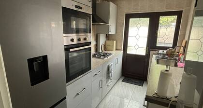 South West London (Mitcham) 3 bedroom Semi Detached House