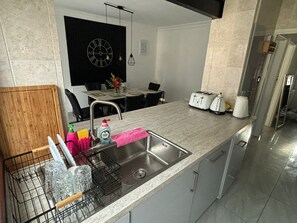 Geladeira, micro-ondas, fogão, cooktop