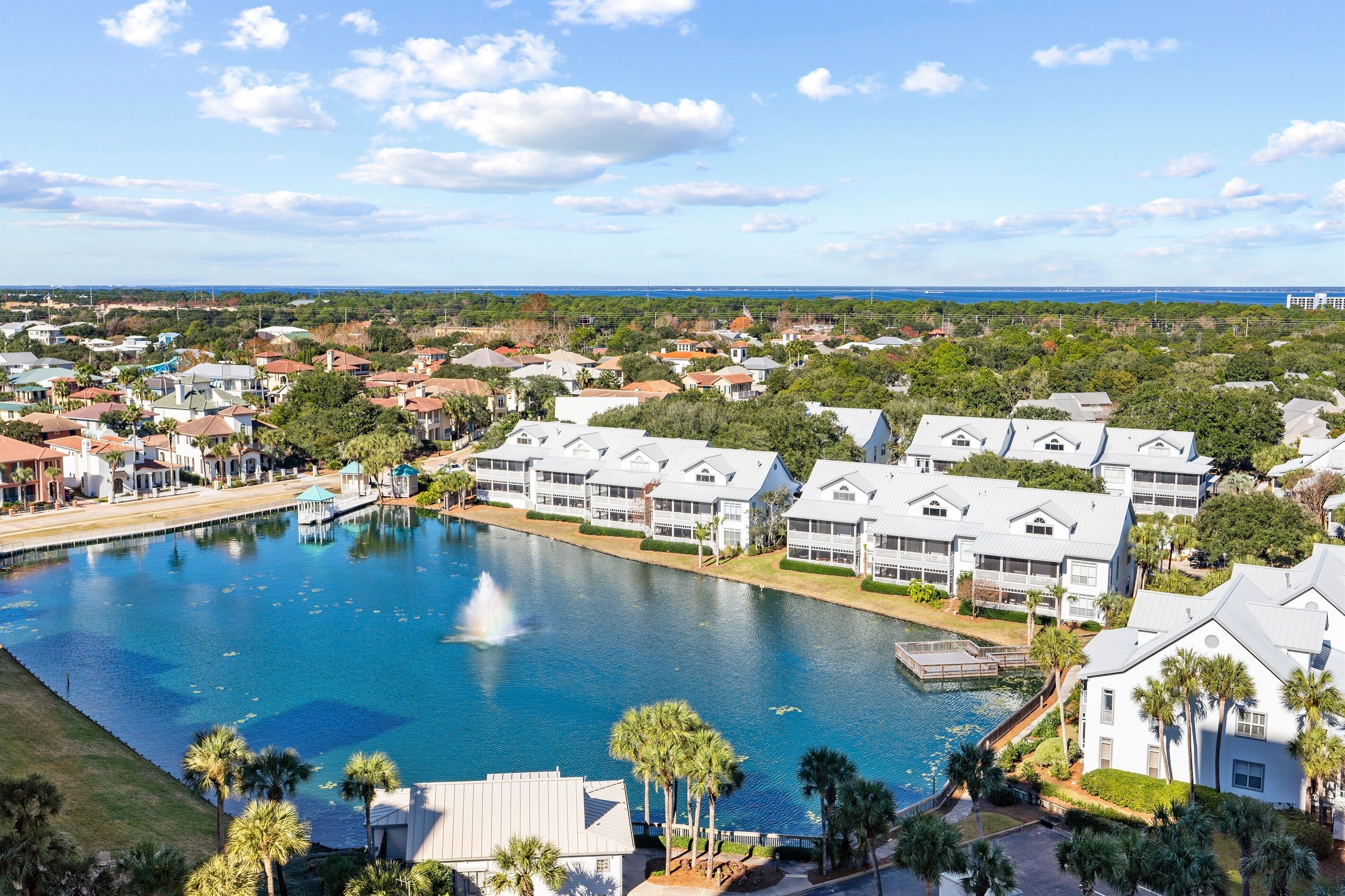 Ein Resort mit großem Schwimmbad, mehreren Gebäuden und Blick aufs Meer.
