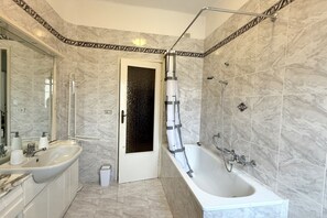 Bidet, towels - SE144 – Senigallia, comfortable three-room apartment with air conditioning (Senigallia)