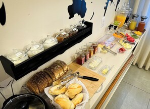 Café da manhã com buffet grátis todos os dias