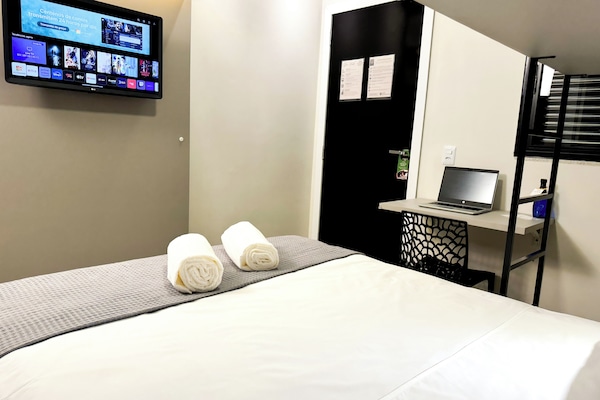 Minibar, escritorio y espacio para trabajar con laptop