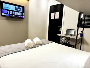 迷你吧、办公桌、笔记本电脑工作区、遮光窗帘