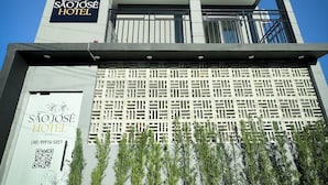 A modern hotel with a prominent sign reading "SÃO JOSE HOTEL". - Hotel São José (Sao Jose)