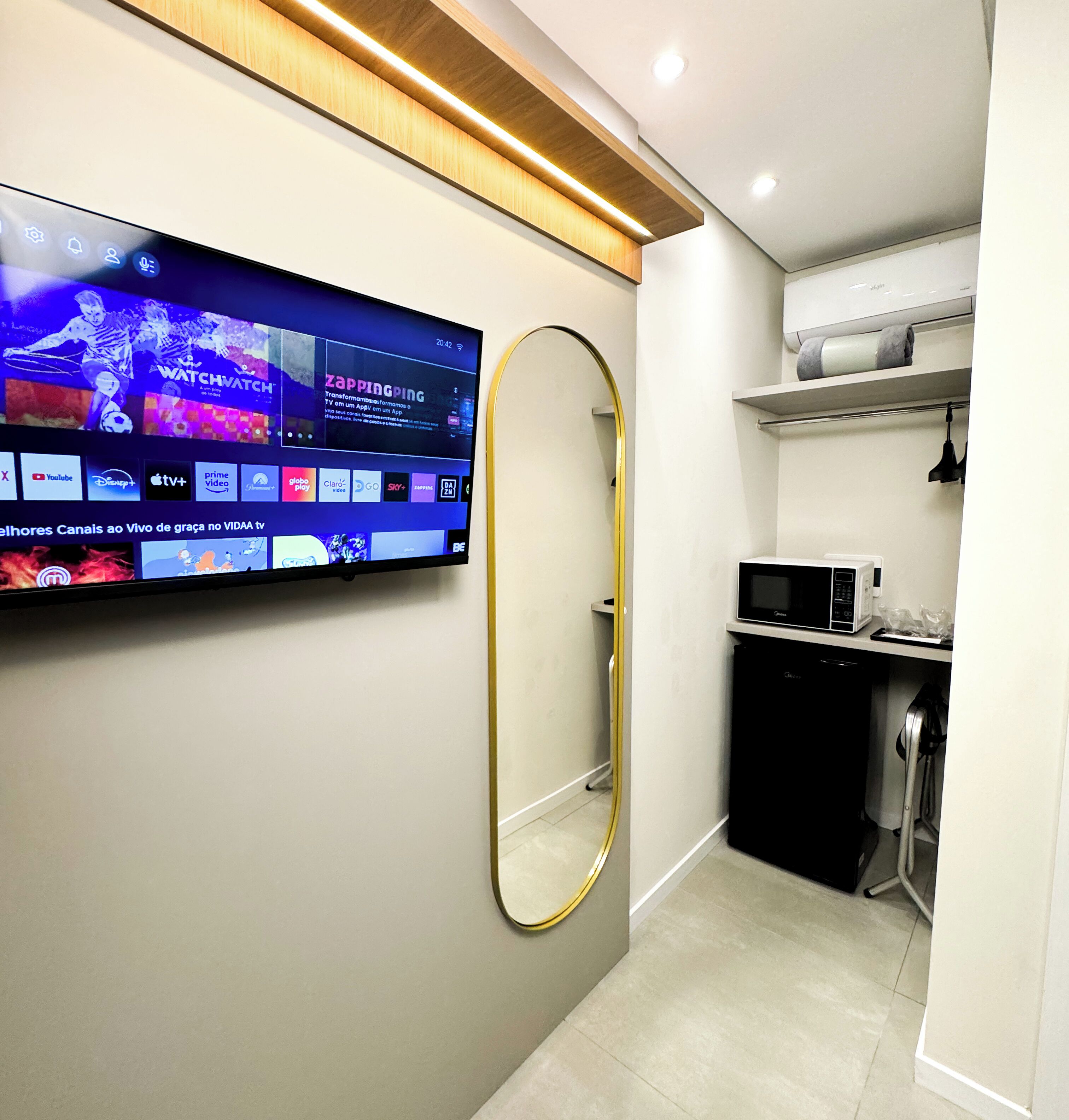 Habitación superior, baño privado | Minibar, escritorio, espacio para trabajar con un portátil