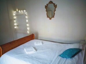 4 bedrooms, iron/ironing board, WiFi, bed sheets