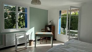 5 bedrooms, desk, WiFi, bed sheets