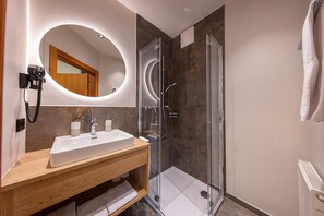 Bruser, hårtørrer, håndklæder, Toiletpapir