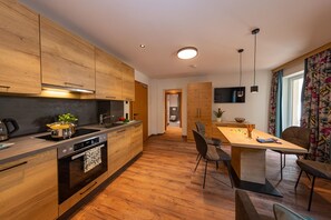 Fridge, oven, dishwasher, coffee/tea maker