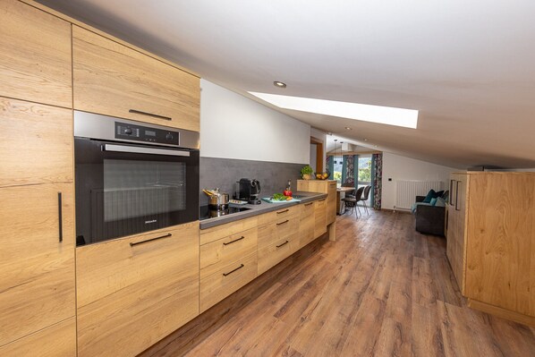 Réfrigérateur, un four, lave-vaisselle, cafetière-théière