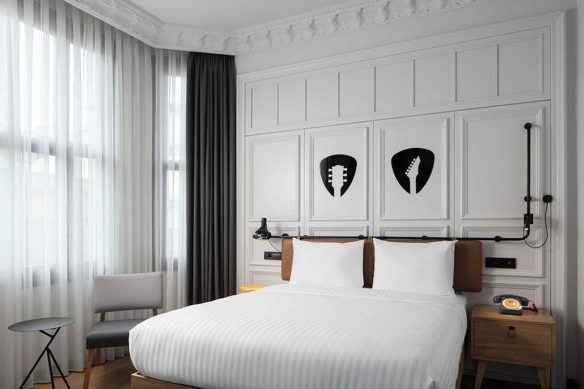 Room, 1 Queen Bed with Sofa bed, Non Smoking, City View | In-room safe, blackout drapes, free WiFi, bed sheets