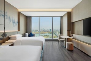 Rom – deluxe, 2 dobbeltsenger | Minibar, safe på rommet, blendingsgardiner og barnesenger (inkludert)