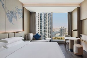 Minibar, caja de seguridad en la habitación y cortinas blackout 