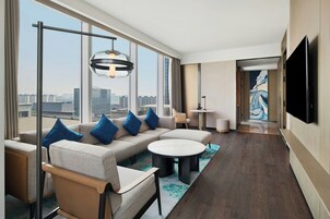 Deluxe Suite, 1 King Bed | Minibar, in-room safe, blackout drapes, free cribs/infant beds