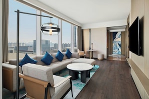 Deluxe-sviitti, 1 suuri parisänky | Minibaari, tallelokero huoneessa, pimennysverhot, ilmaiset vauvansängyt