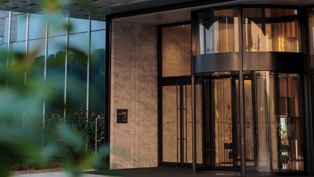 A modern building with a sign that reads "COURTYARD BY MARRIOTT". - Courtyard By Marriott Nantong (Nantong)