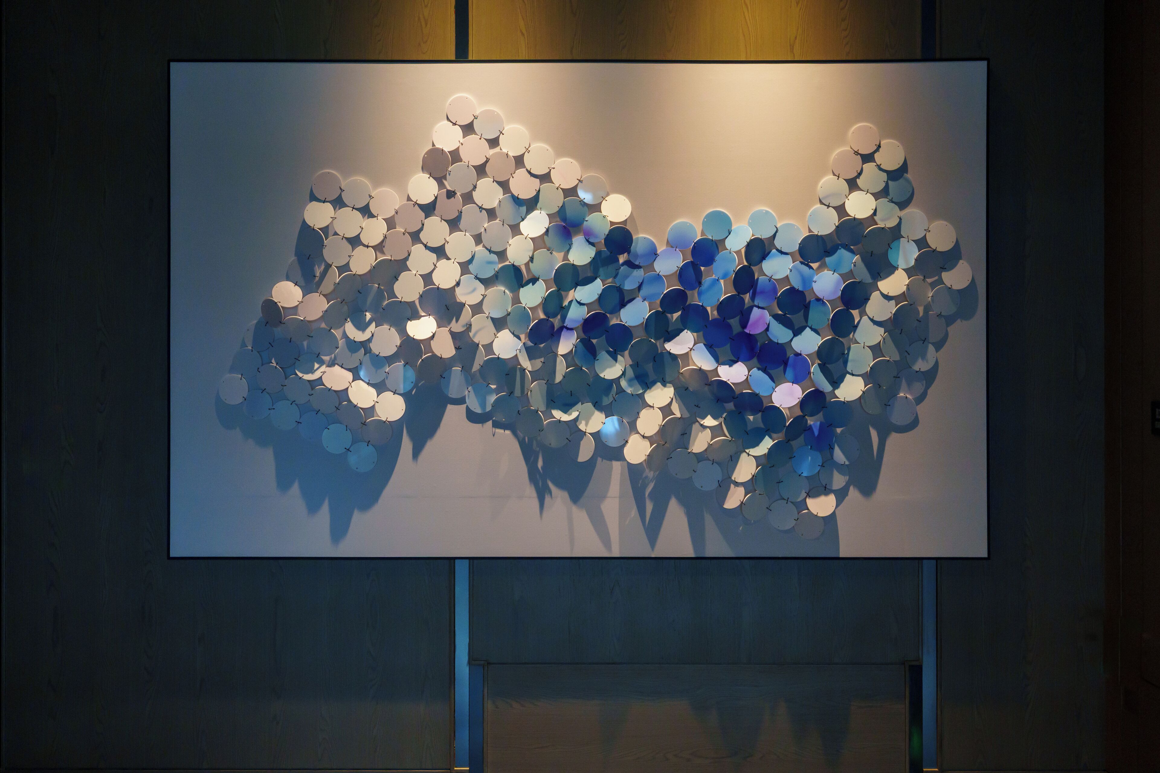 Una gran instalación artística abstracta en una pared.