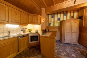 Kjøleskap, ovn, oppvaskmaskin og kaffetrakter/tekoker