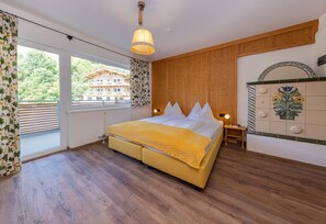 خزنة داخل الغرفة ومكواة/لوح كي وواي فاي مجانًا وملاءات أسرّة